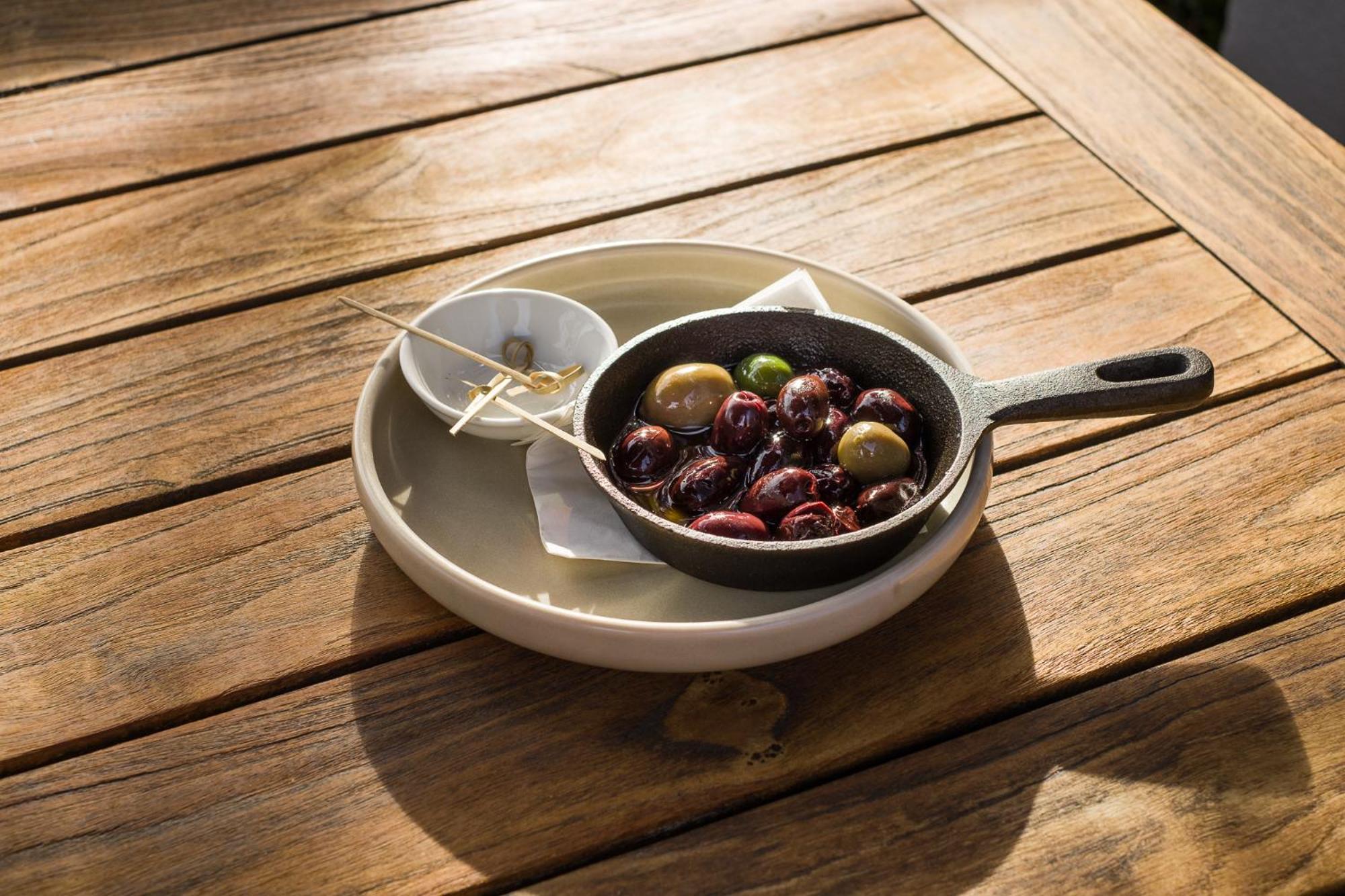 Carnmore Chateau Marlborough Бленхайм Екстериор снимка A pan of olives