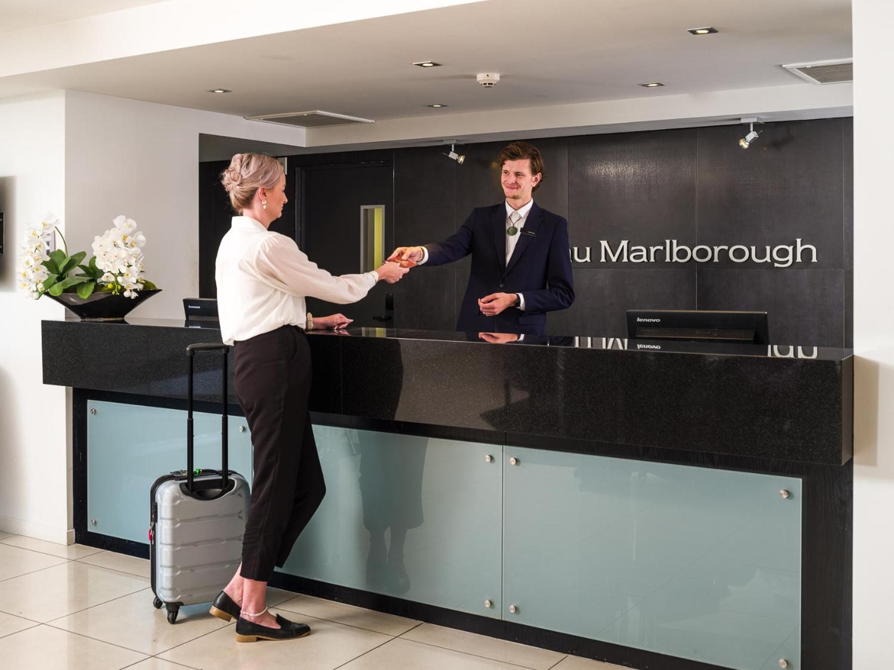 Carnmore Chateau Marlborough Бленхайм Екстериор снимка A hotel receptionist